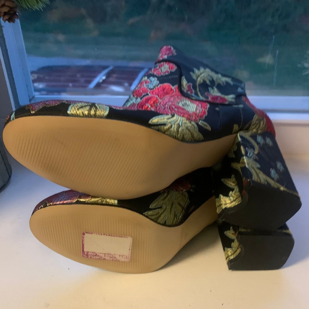 Shoe - Picture 4 of 8